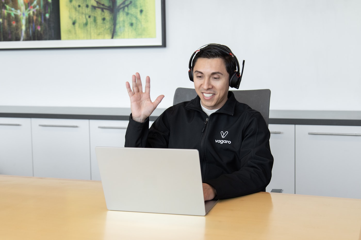 Medewerker belt via een headset op kantoor
